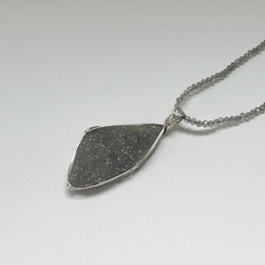 グレーオニキス　女神巻きペンダントトップ　Gray onyx pendant