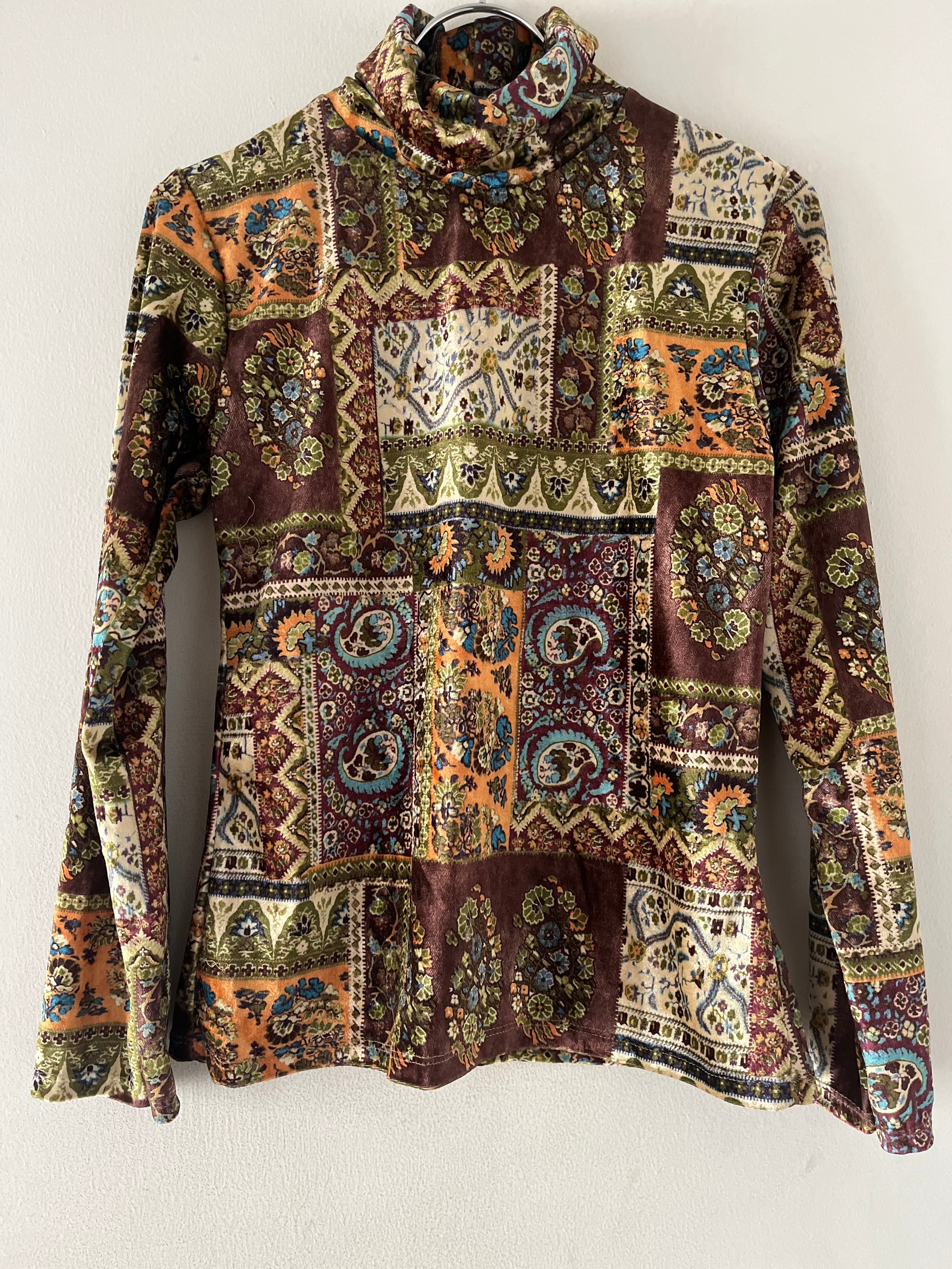 煌びやかなベロアトップス