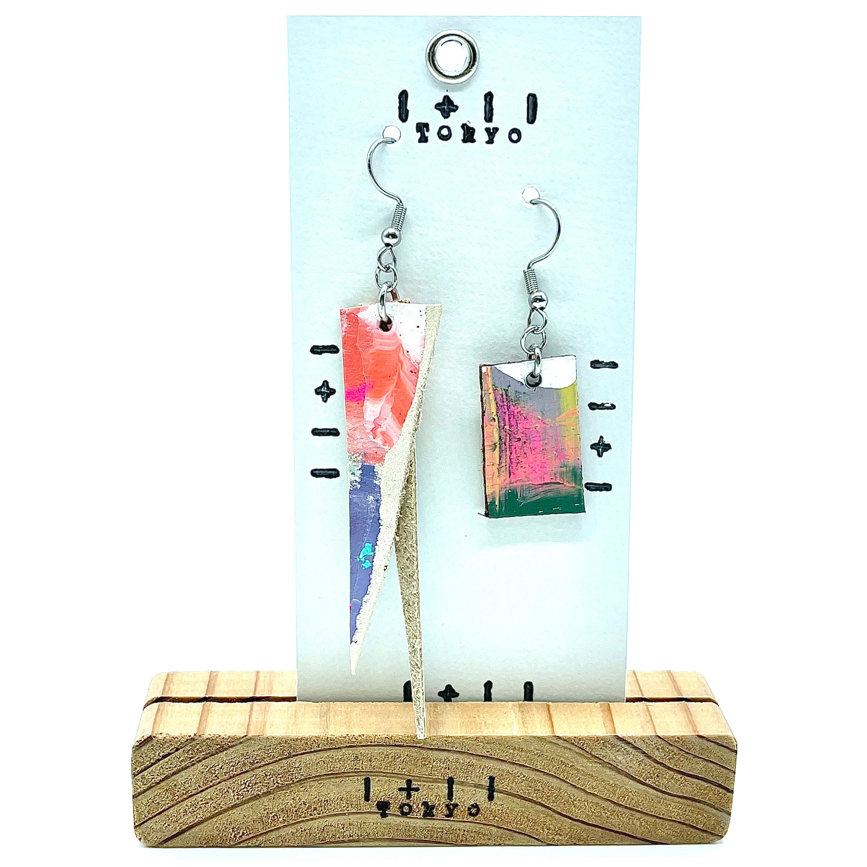 革ピアス　山と夕陽の絵画とむらさきピンク　本革