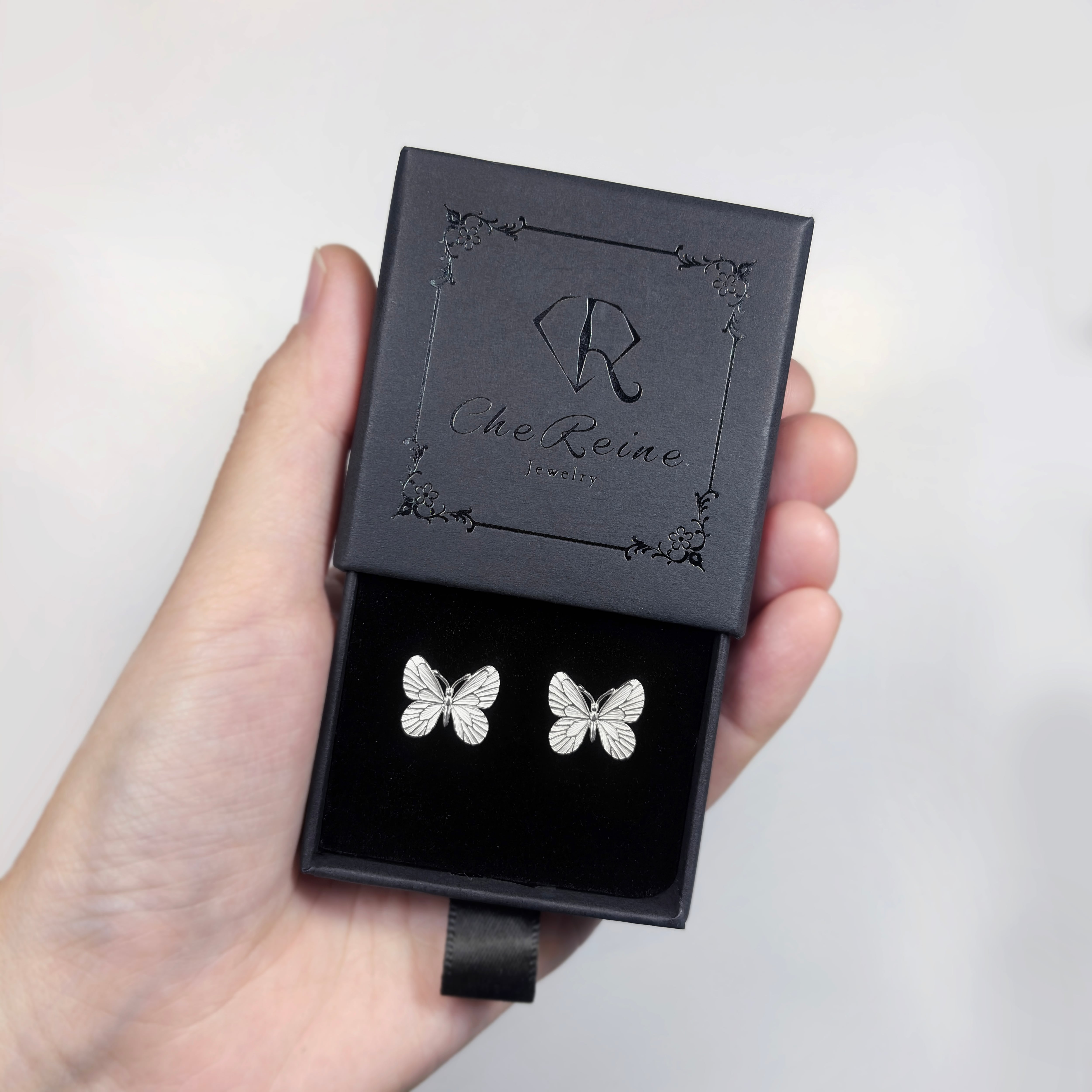 Laura｜ローラ 蝶 ポスト ピアス (SV925) 白仕上げ シルバー 銀