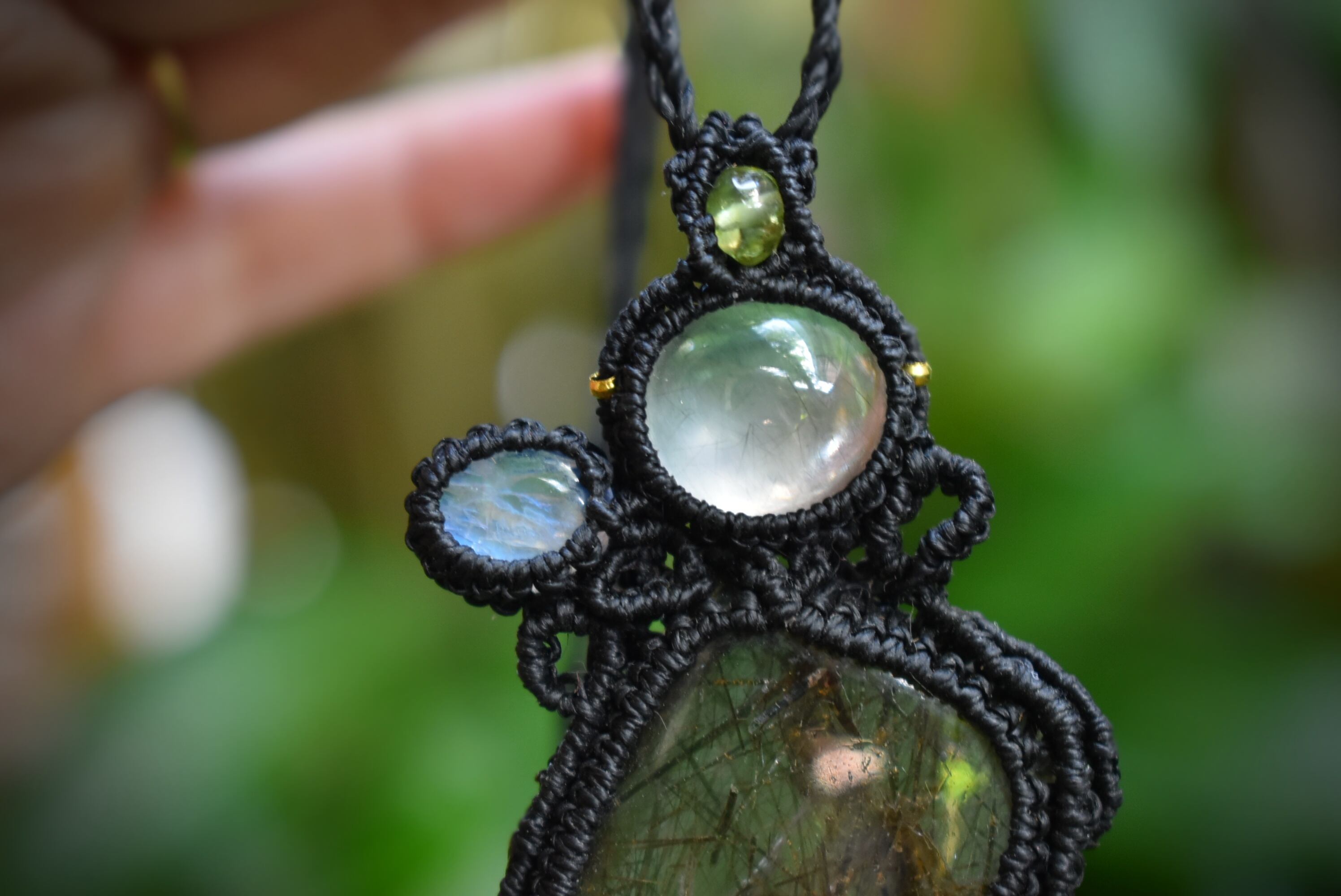 輝く虹★ブルームーンストーン★ブラックルチル★ガーデン水晶 マクラメペンダント