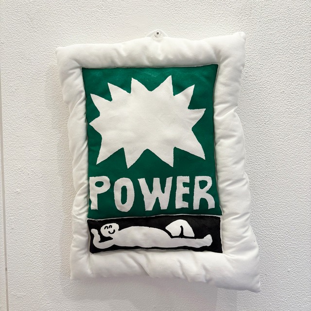 アワジトモミさん／ぬいぐるみ作品「ふわふわポスター（POWER）」