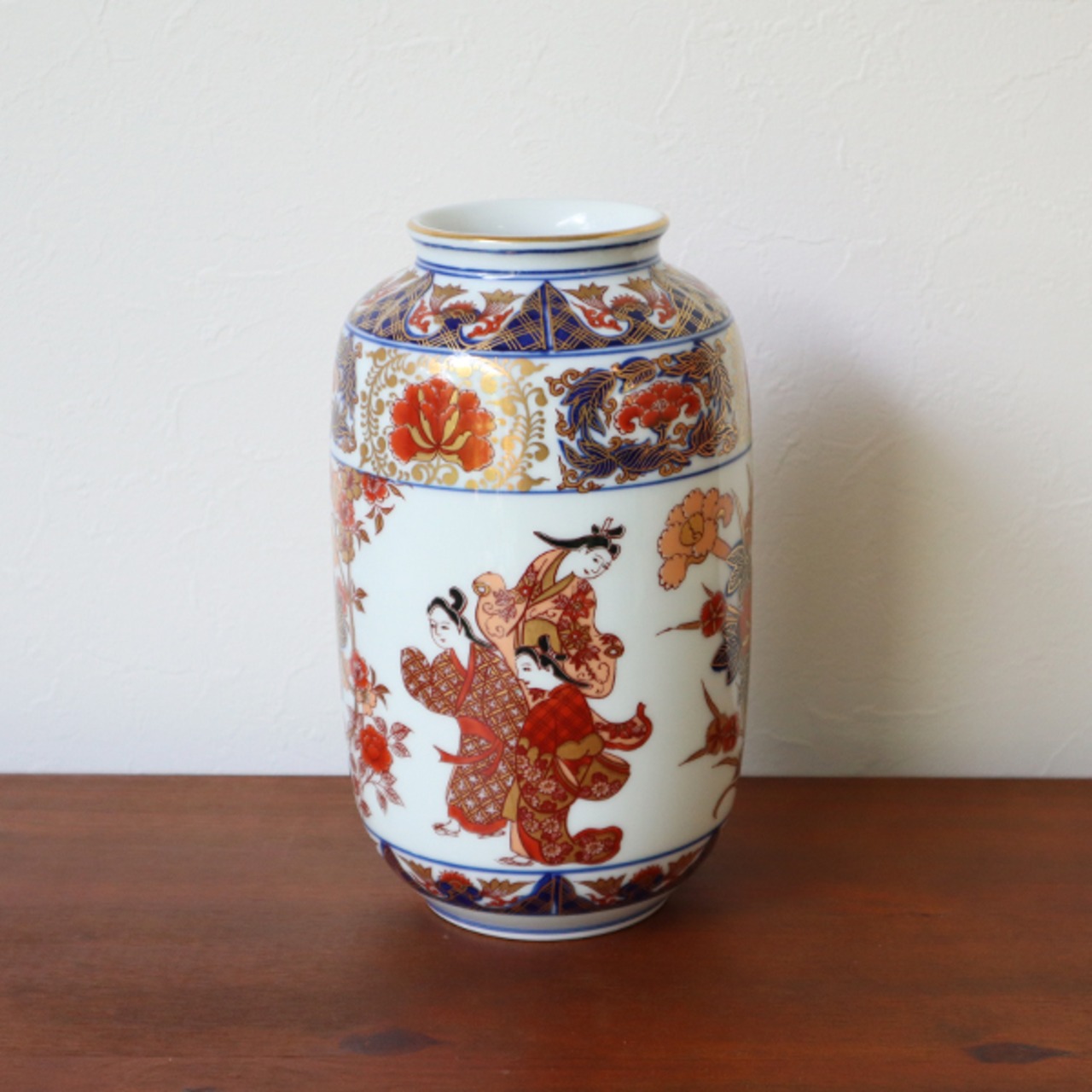 有田焼　７寸なつめ型花瓶　松桜美人