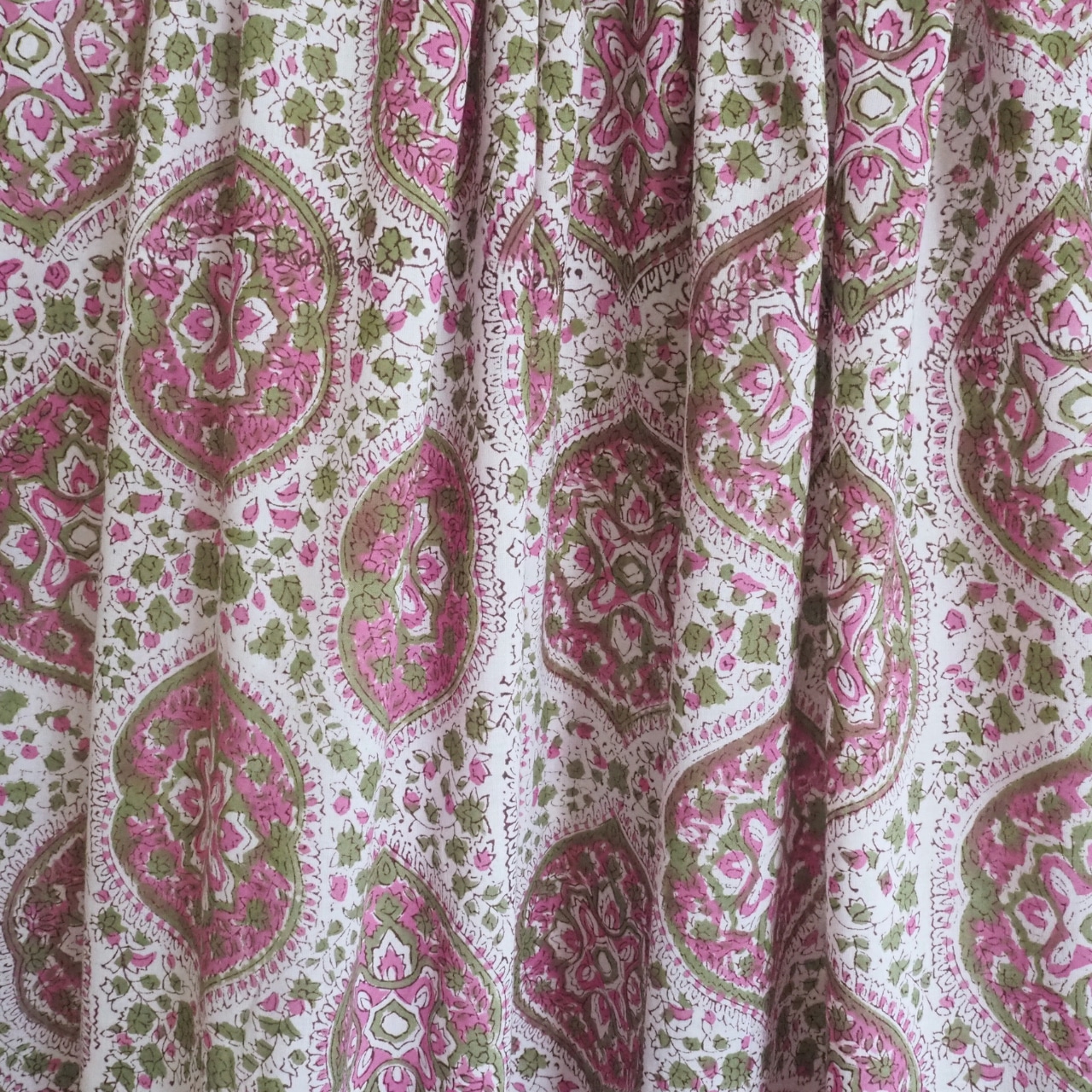 ブロックプリント生地【50cm単位】インド綿 花柄 白×ピンク×カーキ #42284-WT3