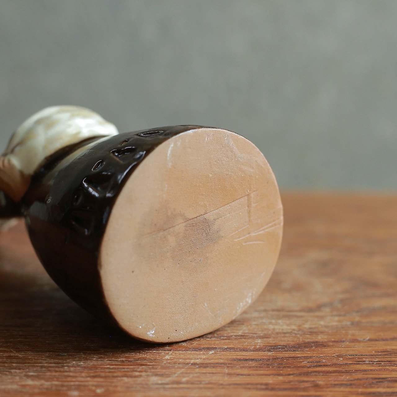 そっと目を閉じた、素朴な女の子のフラワーベース 7