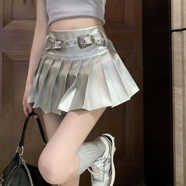 スカート レディース ベルト付き メタリック ミニ プリーツスカート ボトムス ミニスカート ハイウエスト シルバー 脚長 美脚 スタイルアップ 韓国ガーリー 大人可愛い ママコーデ  韓国 オルチャン 人気 トレンド 新作 20代 30代 40代 きれいめ レトロ シンプル お出かけ デート おしゃれ 通勤 通学 オフィス OL デイリー 普段着 ラフ カジュアル フェミニン シック ゆったり 体型カバー 着痩せ 着回し インスタ映え 春 秋 冬 CO5067