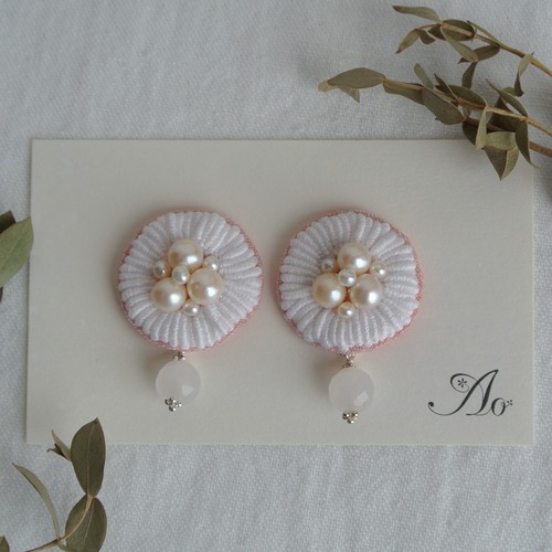 手刺繍と天然石、ホワイト デイジーのピアス、淡水パール