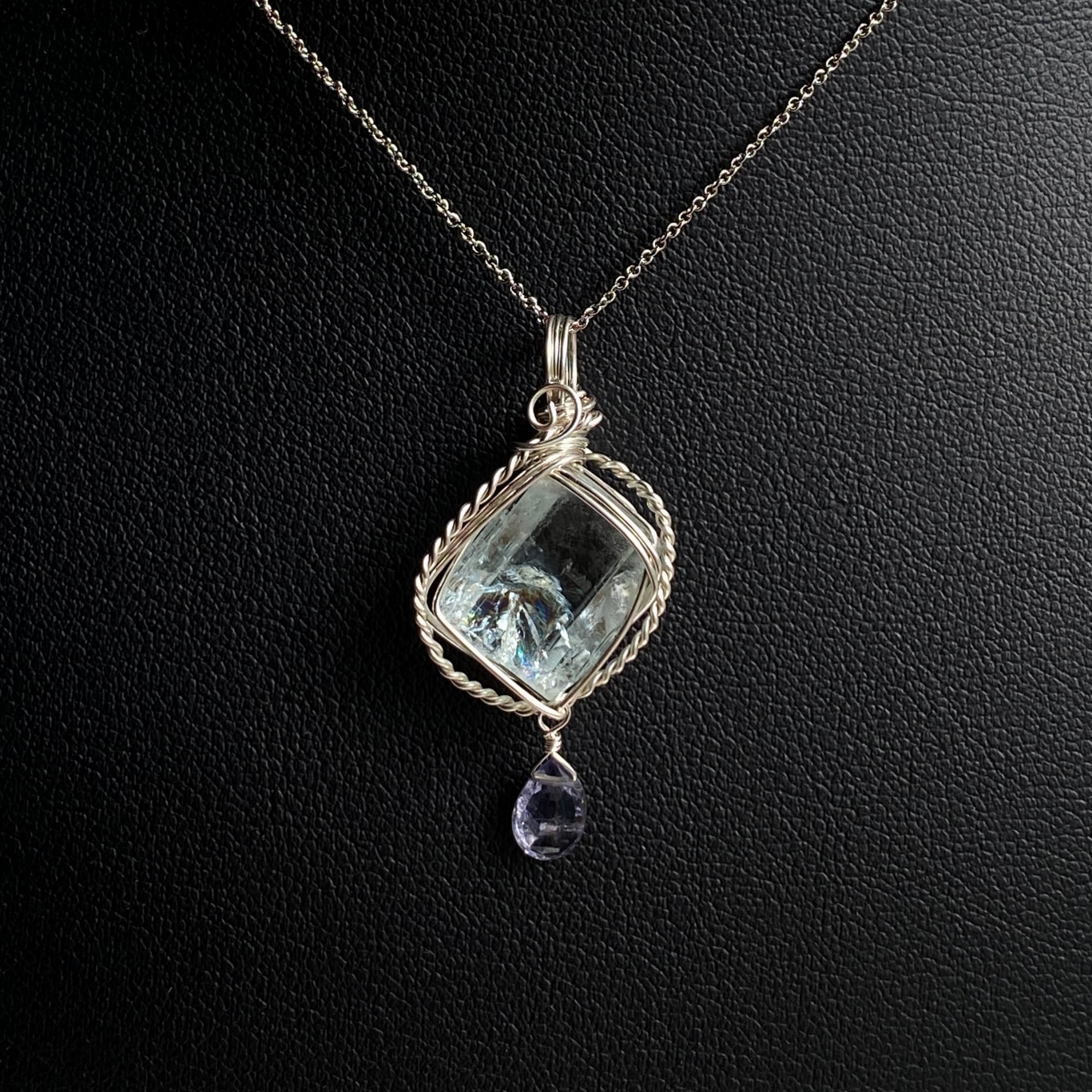 きらめく水面を思わせる清らかな透明なブルー アクアマリンと