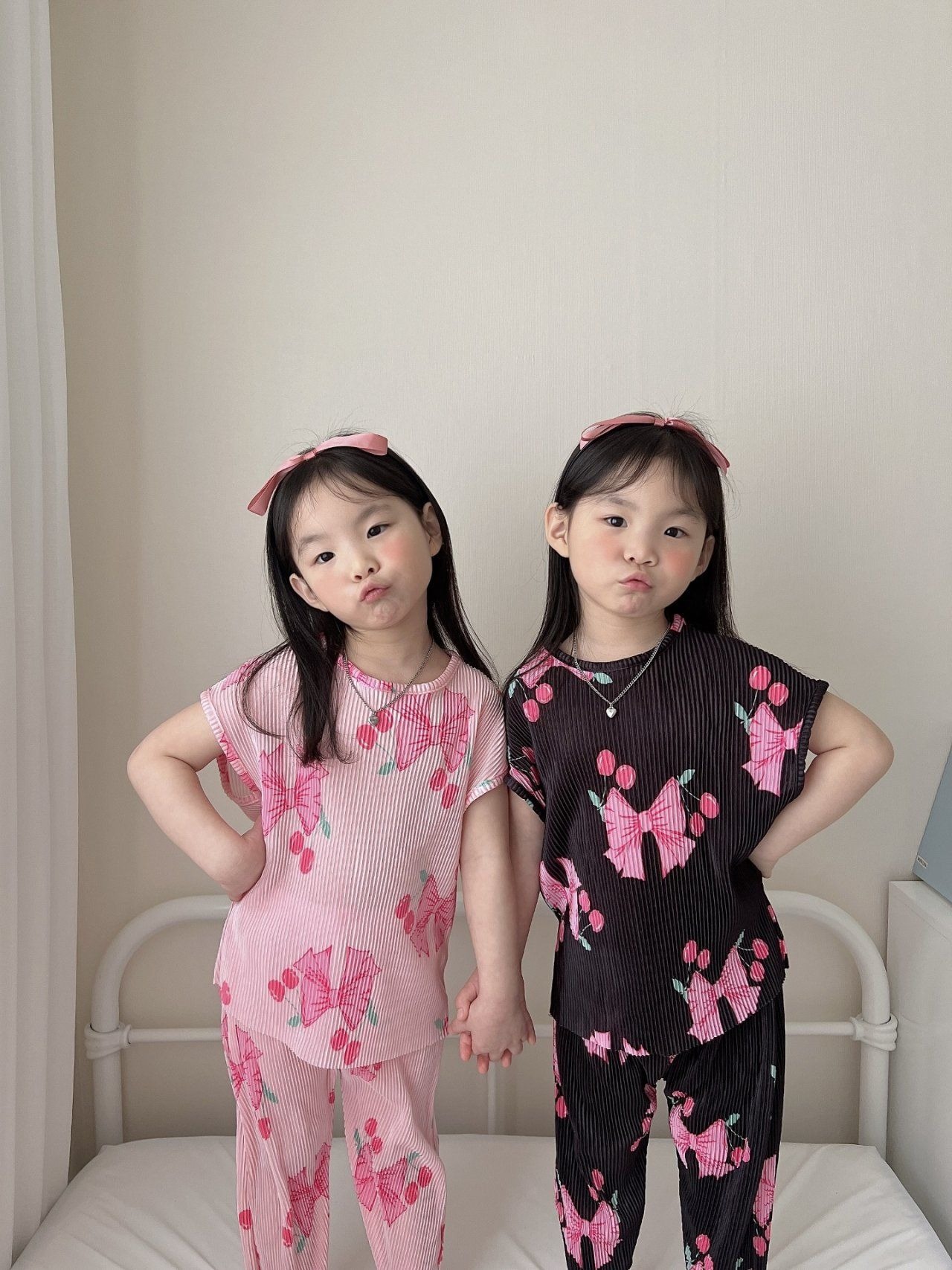 [Moran bebe] Cherry Ribbon Pleats Set / [모란] 체리리본플리츠상하