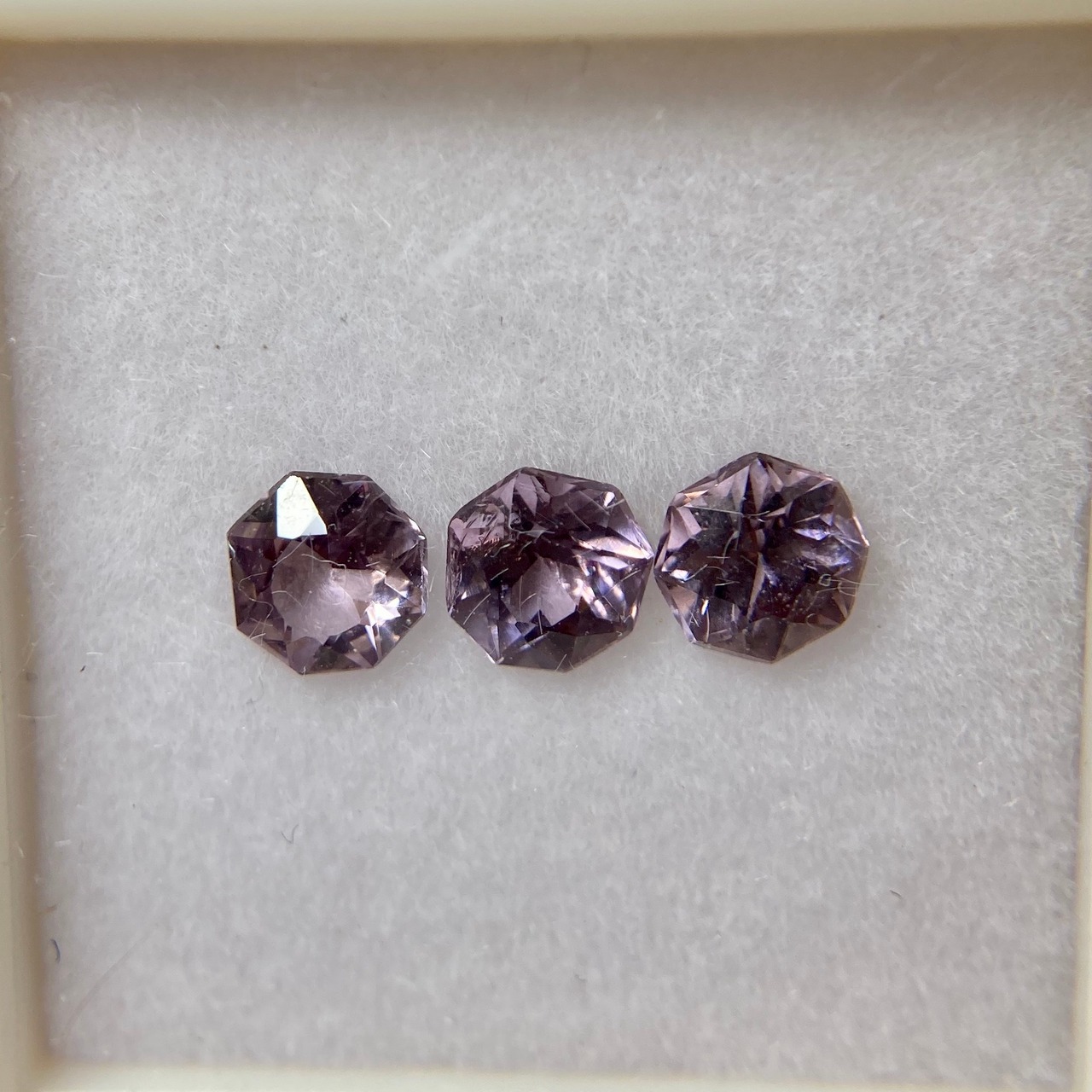 お花みたいなスピネル 約4mm-4.5mm 3点セット No.4