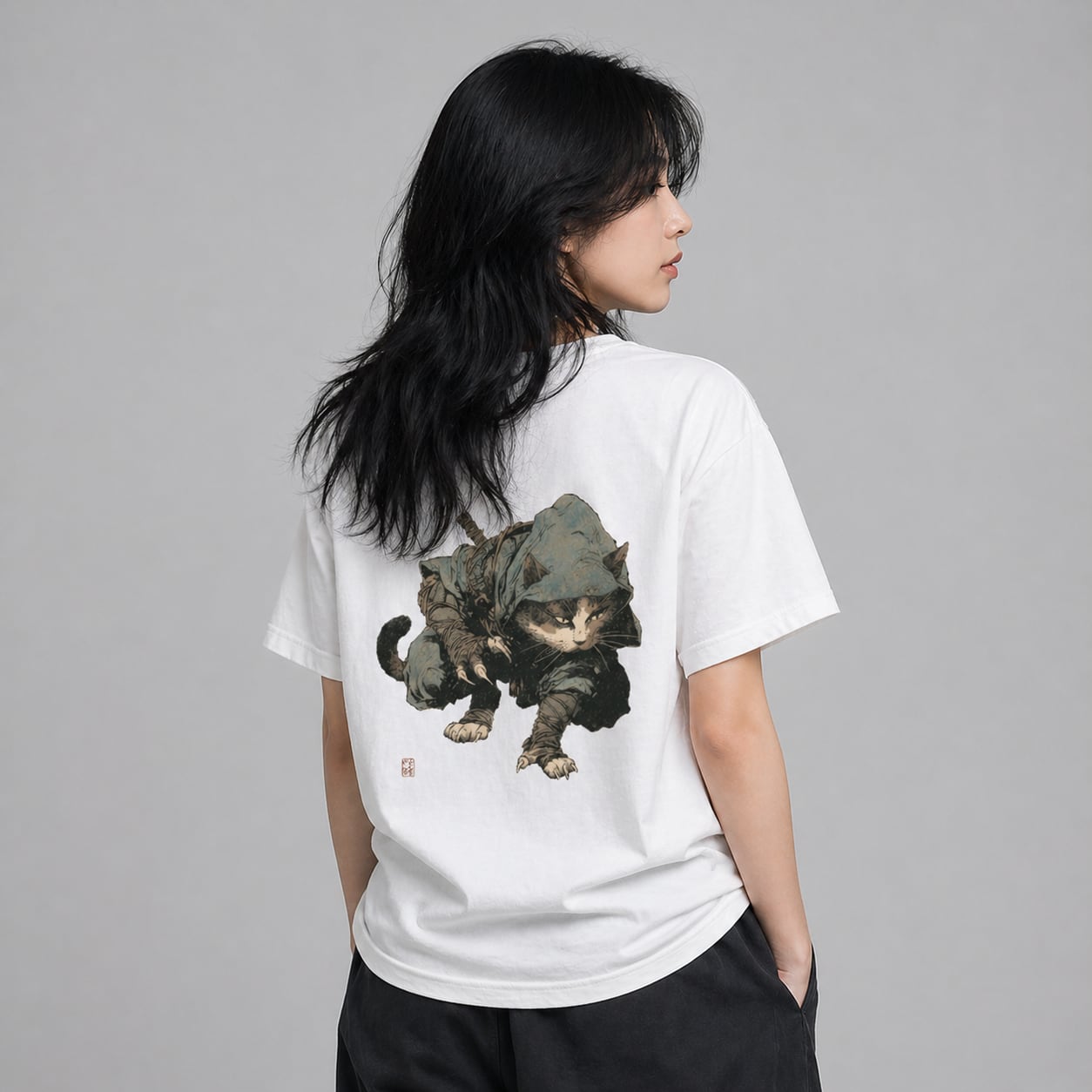 「忍び猫 ― 路地裏に舞う静けさ」Tシャツ 半袖