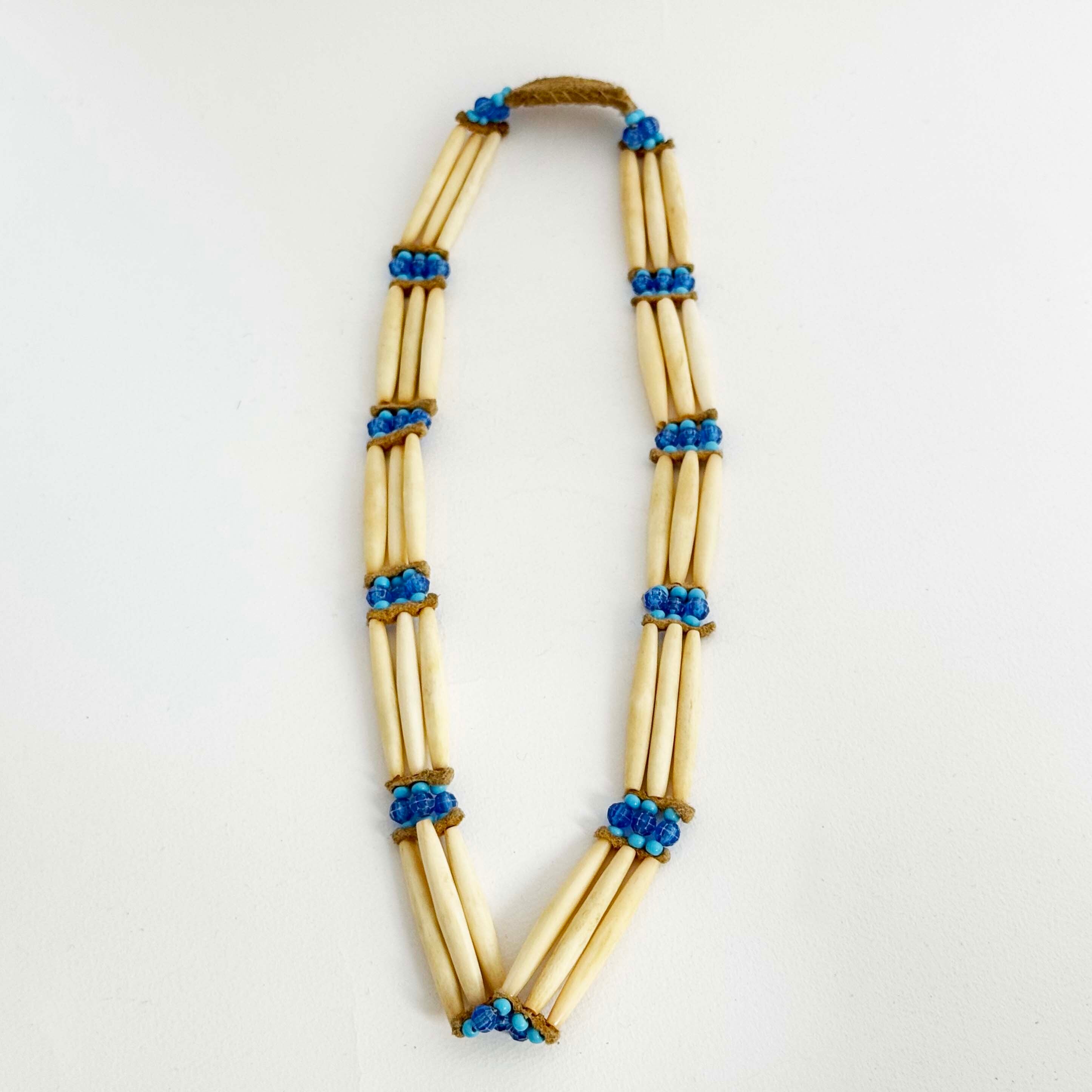 アラスカ先住民のネックレス（動物の骨・皮・一部プラスチック）