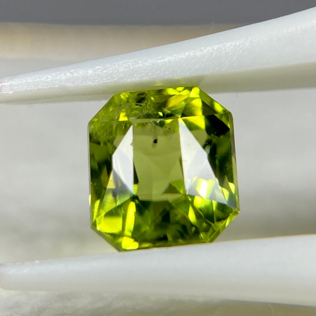 ペリドット 約0.75ct 約4.7*5.4mm H3.9mm r-0432