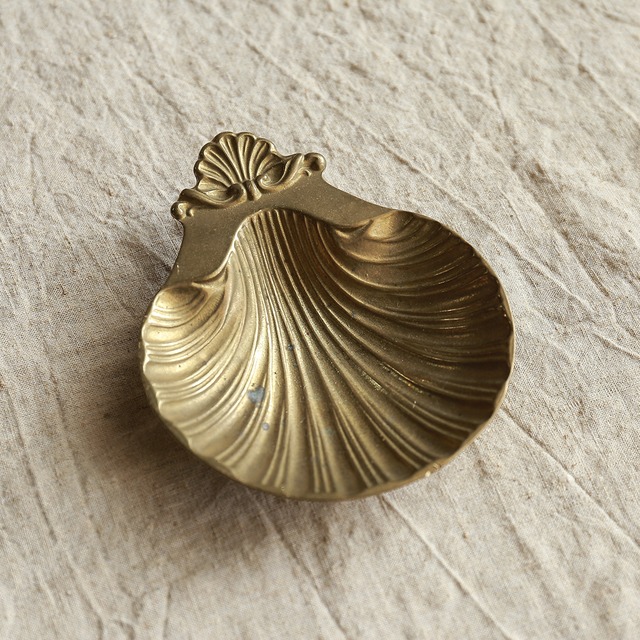 ゴールドに輝く、イタリア製のトレイ