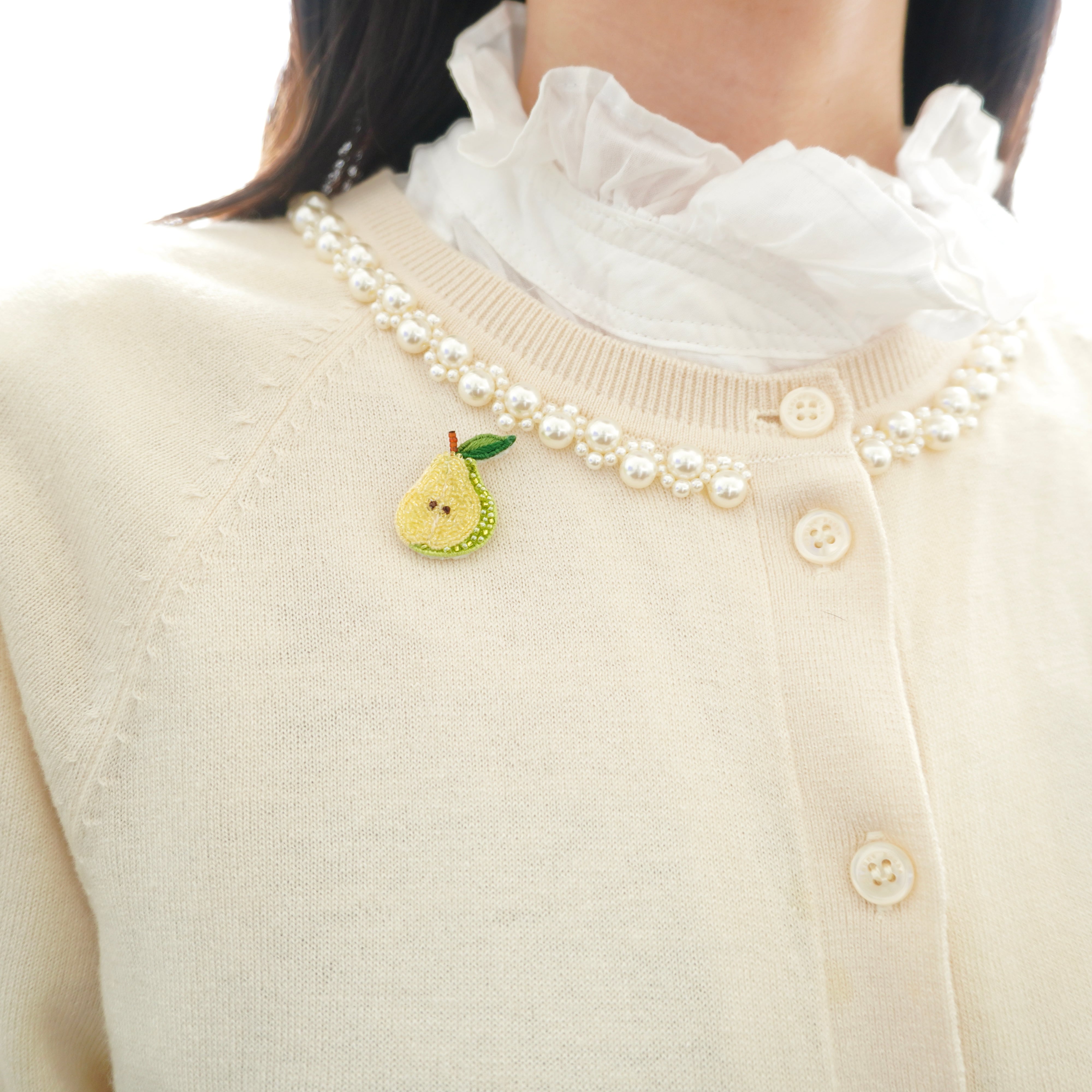 洋梨のピンバッジ(グリーン) ビーズ刺繍ブローチ | hamonihamoni