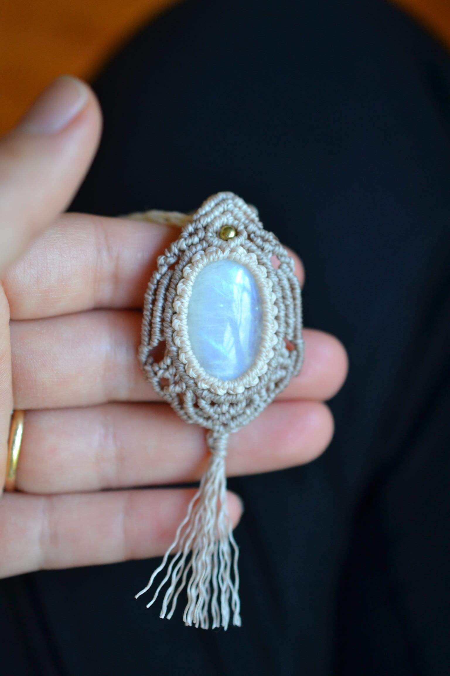 ブルームーンストーン マクラメペンダント