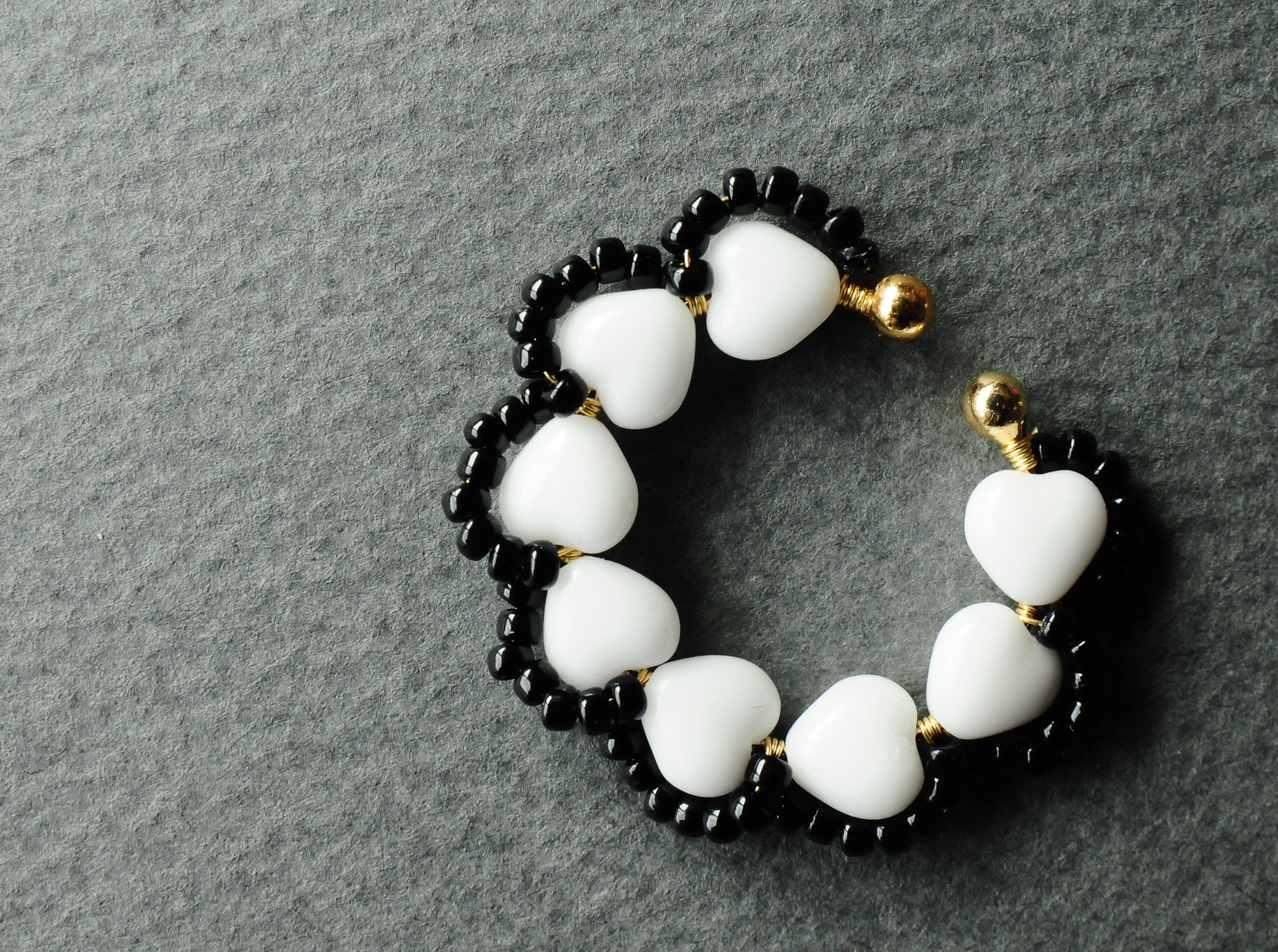 ＜Rollo～イロヅクビジュー～＞イヤーカフ『 Masshiro na heart × Kuro 』