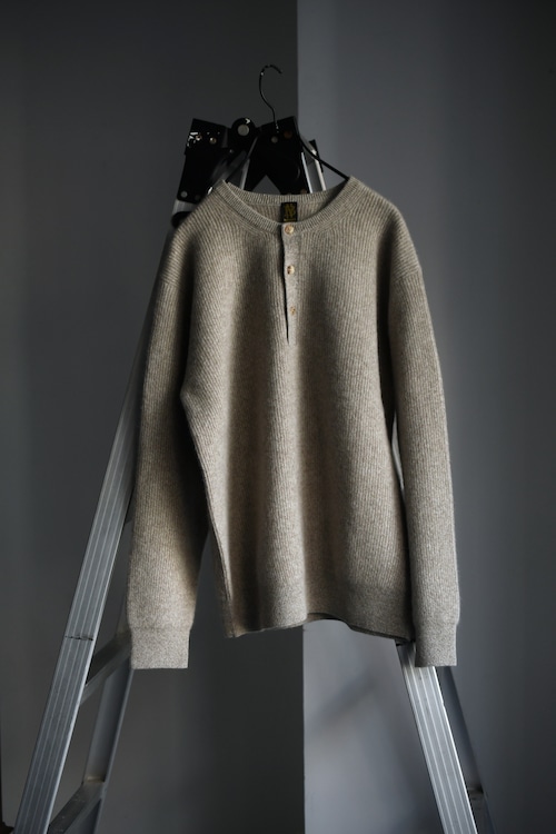 BATONER /  CASHMERE FOX HENLEY NECK (Mix Beige)