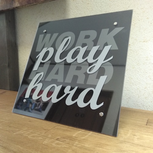ウォールアート  「よく学び、よく遊べ」 WORK HARD play hard グレー アクリルボード アクリル板