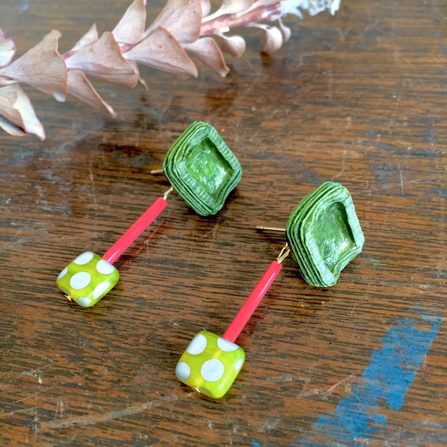 【SALE】しかくとしかくドットピアス（vintage botton)