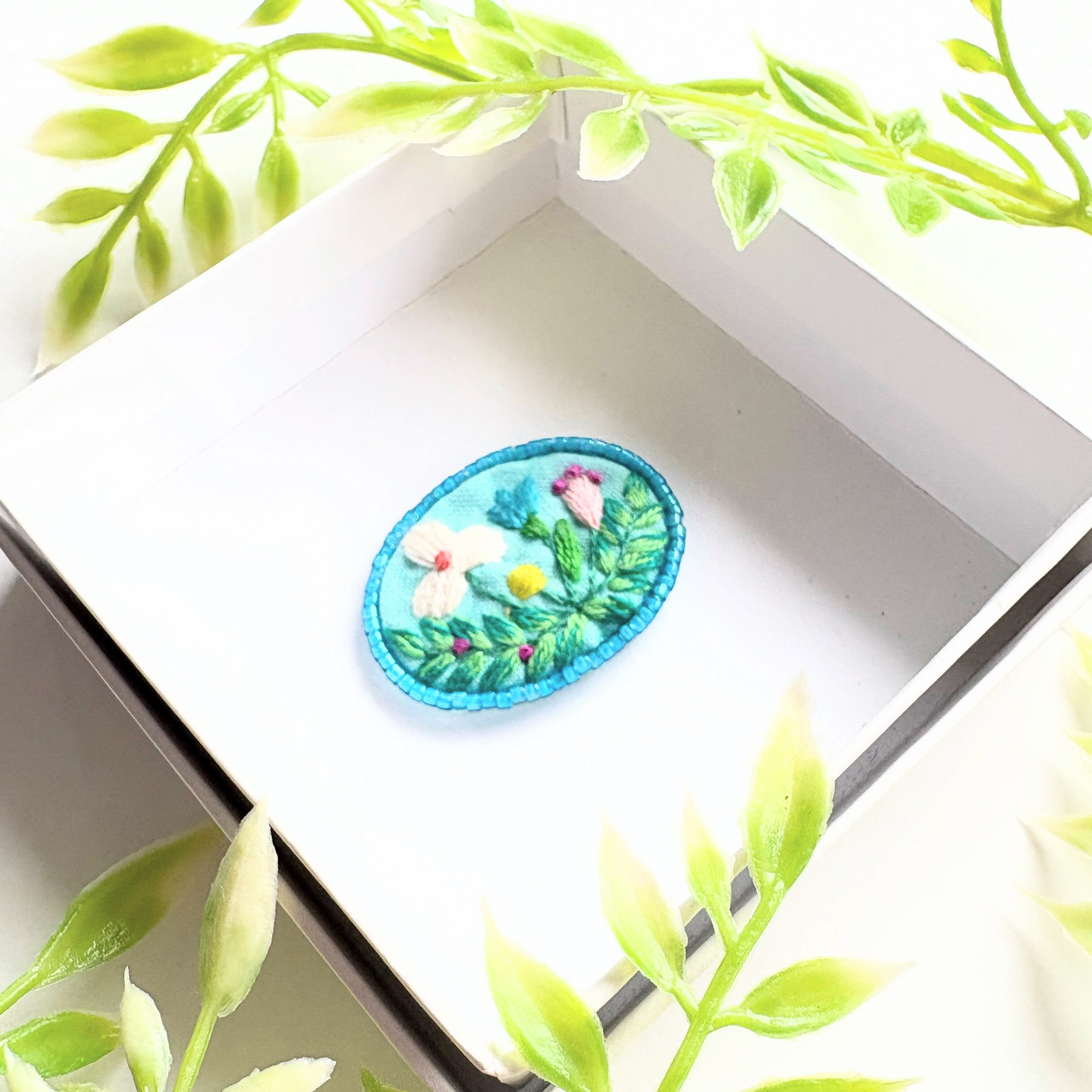ビーズで飾った草花のミニ刺繍ブローチ【botanical】#387 | j.couture