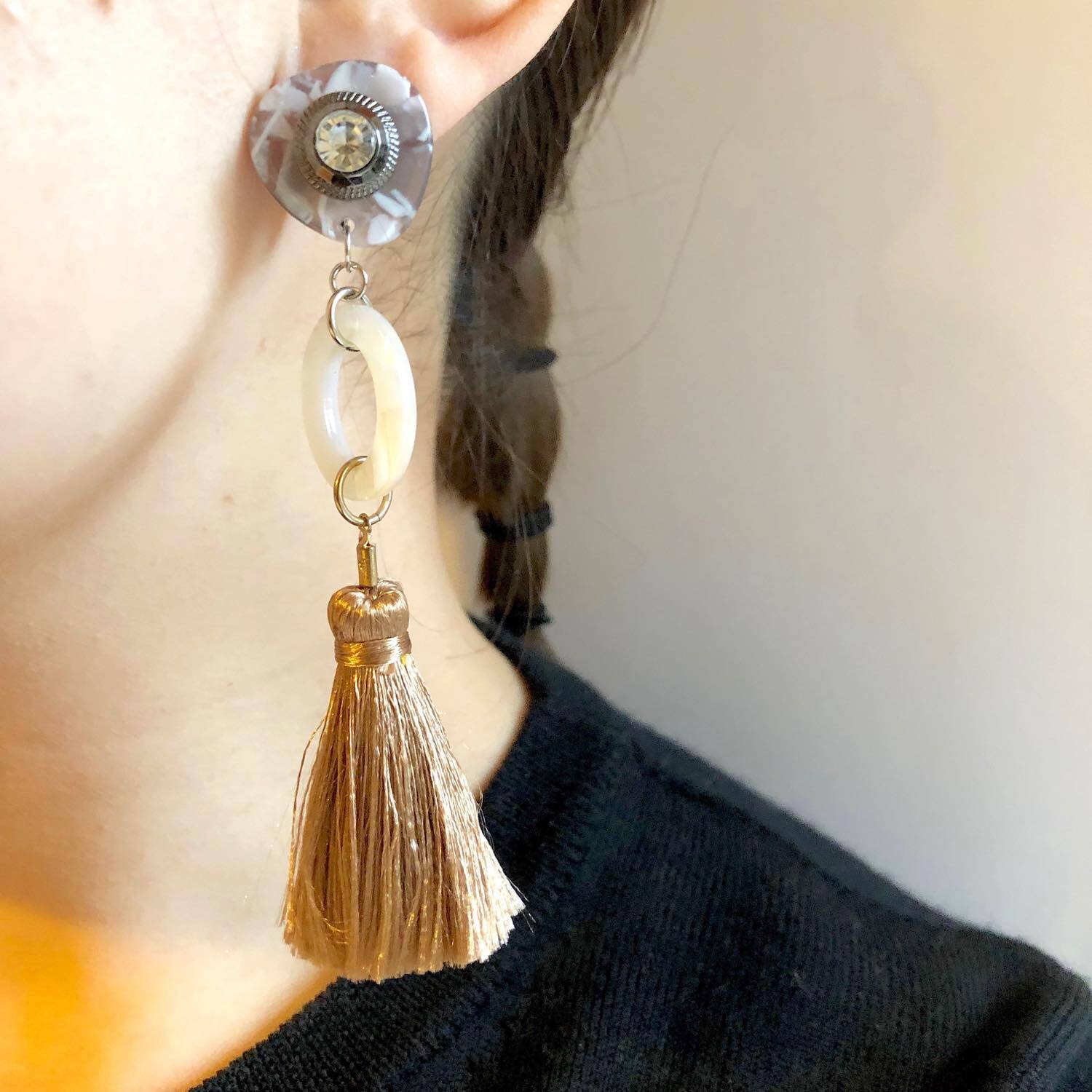 白フープとブラウンタッセルの〈ピアス/イヤリング〉 | Dua