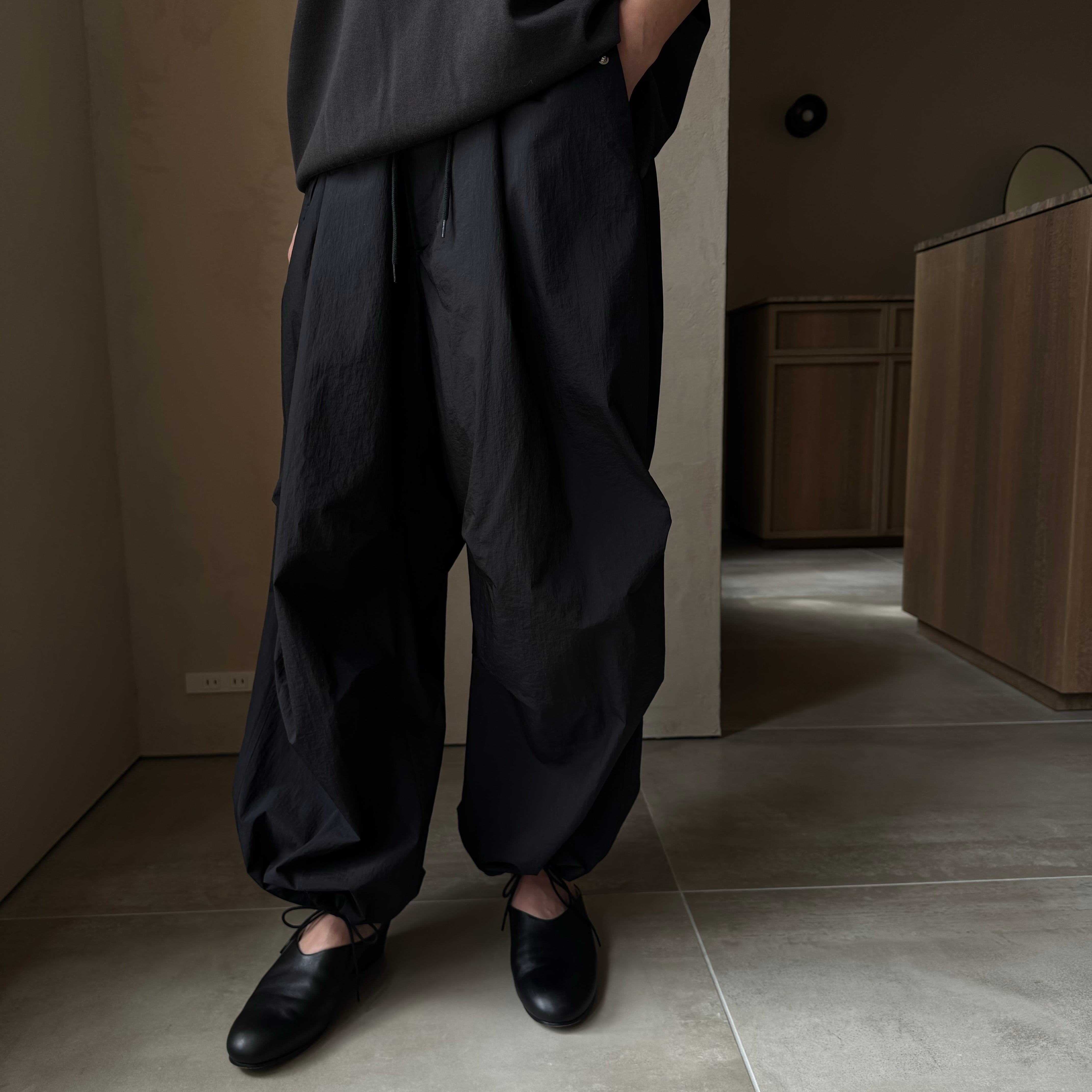 ATON ｜ STRETCH WOOLY NYLON PARACHUTE CARGO PANTS | HJ GALLERY