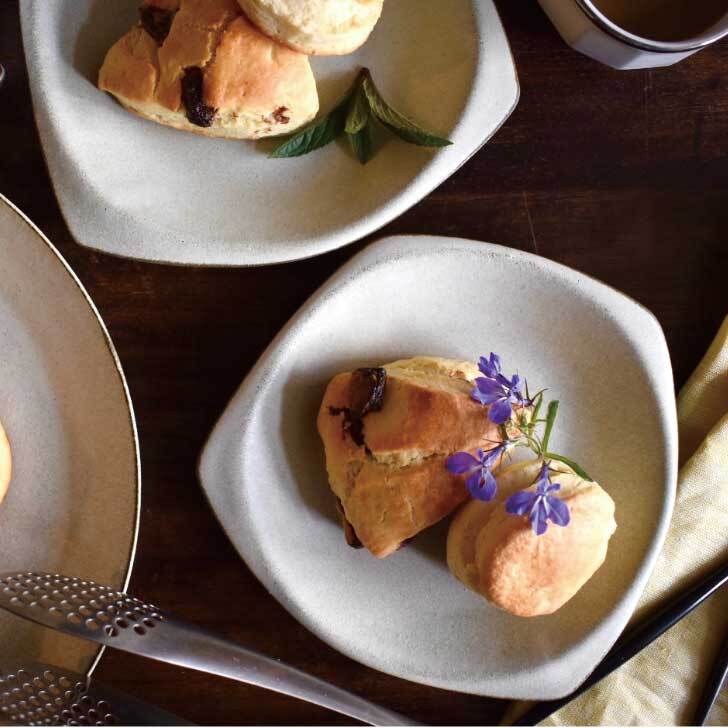 オフホワイトランチプレート（小） / レンジ・食洗機可 / wb-10　和食器 皿 お皿 おしゃれ モダン スタイリッシュ おうちカフェ 変形 珍しい プレート  白 個性的 直径約18cm  無地 食器 陶器 可愛い デザイン ケーキ皿 取皿 デザート皿