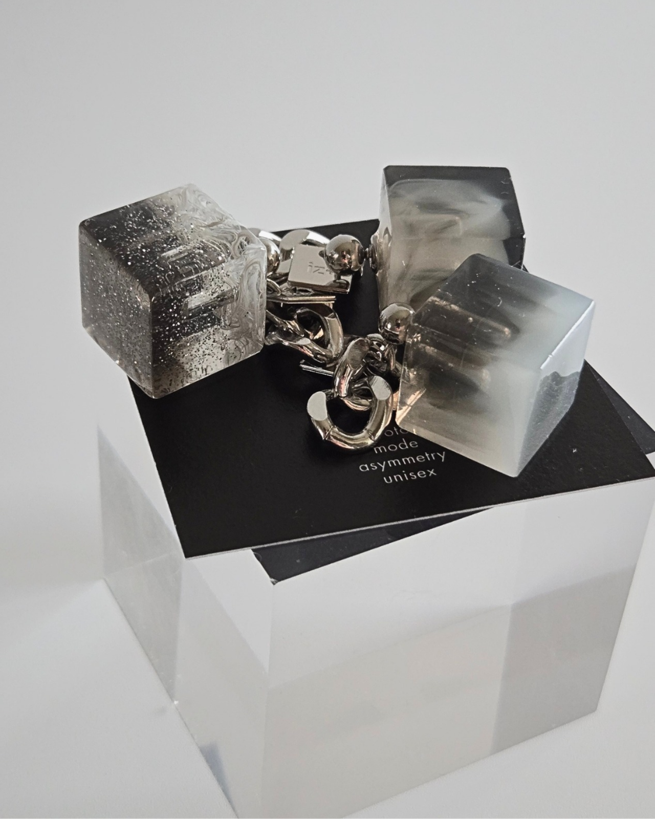 BOLD CUBE. [monotone gradation] - 8