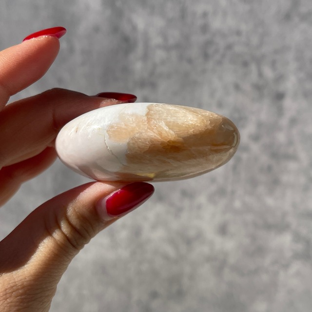 インド産【スコレサイト×スティルバイト】パームストーン ③ 握り石｜鉱物 天然石 パワーストーン