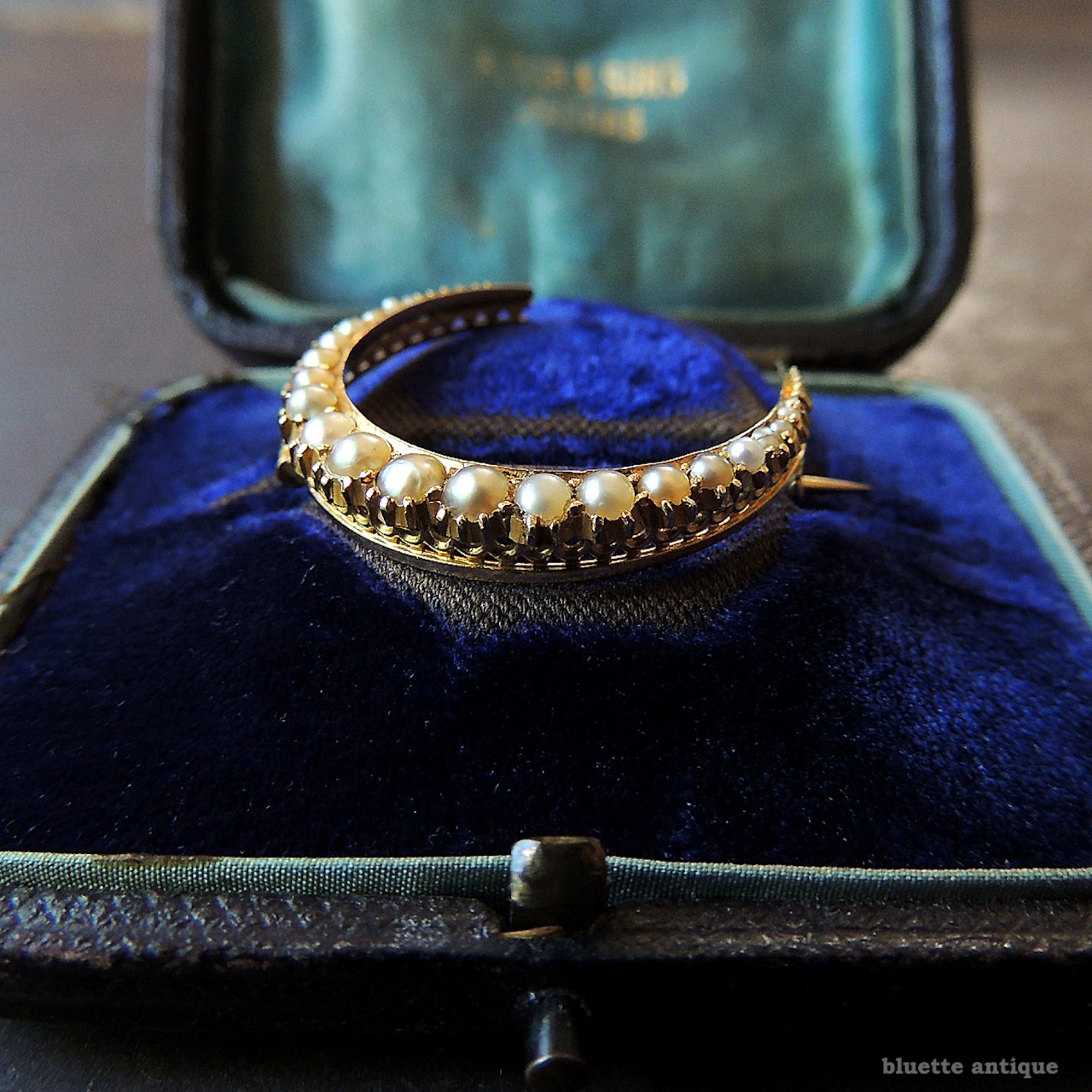 英国アンティークジュエリー 15ctゴールド 真珠 クレセント(三日月)ブローチ(鑑別書付)