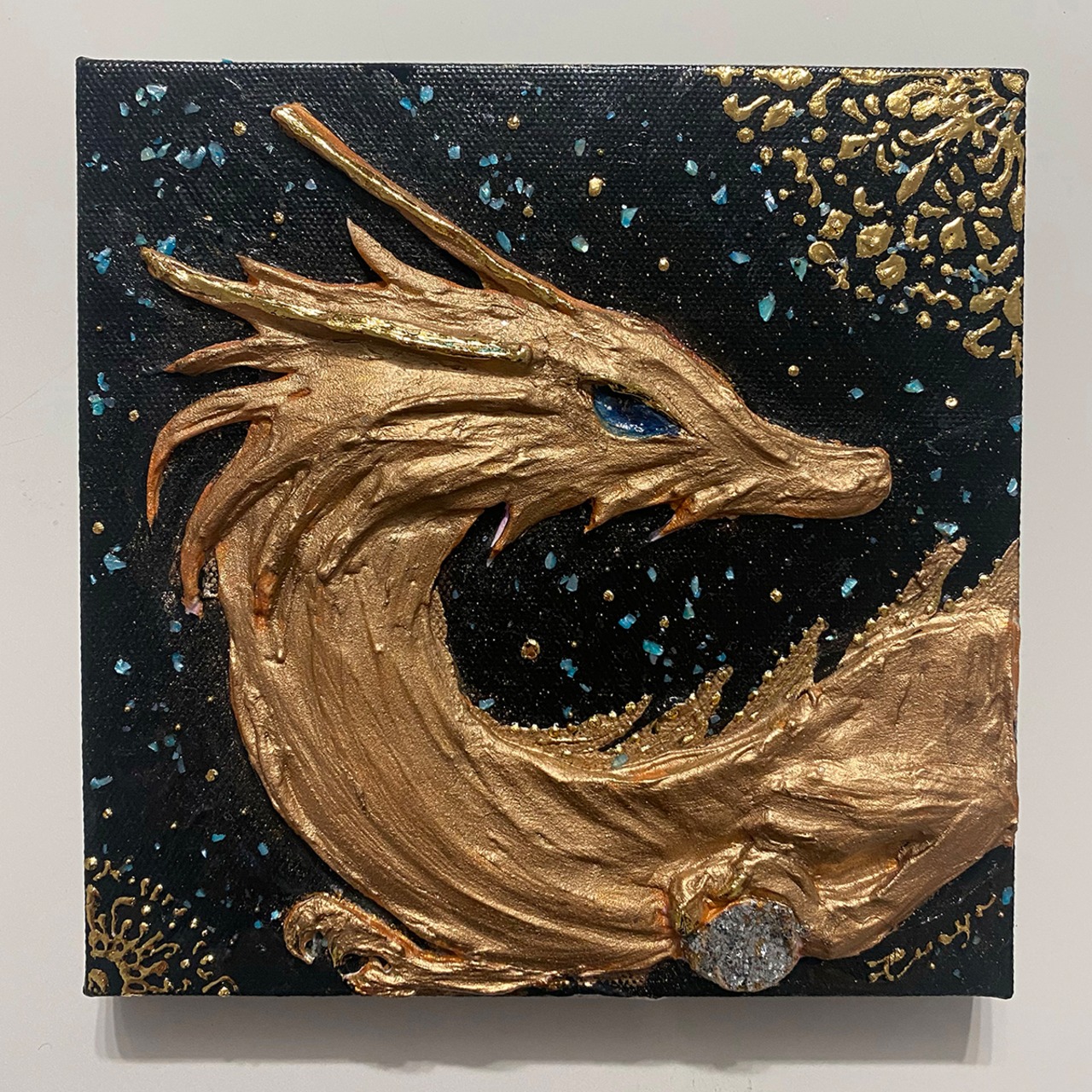 【弥生祭り2026限定】深淵の焔龍 — 琥珀銅金（こはくどうきん）の立体龍神と銀河の宝珠（15cm正方形）