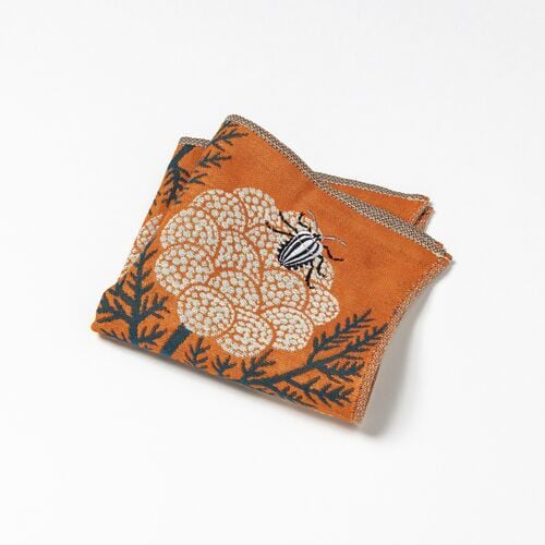 織りと刺繍のワンポイントが可愛い ３重ガーゼタオルハンカチ｜W 花柄ハンドタオル