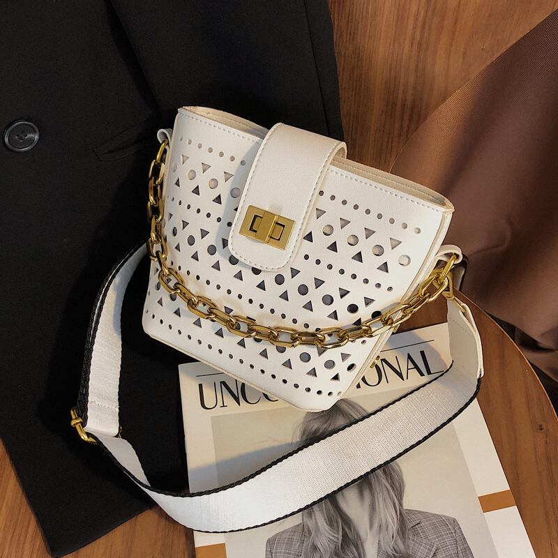 夏の新しい小さなバッグ、女性のバッグ、2020年の人気の新しい流行のファッション中空メッセンジャーバッグレディースワンショルダーバケットバッグ 手作りハンドバック41673400295