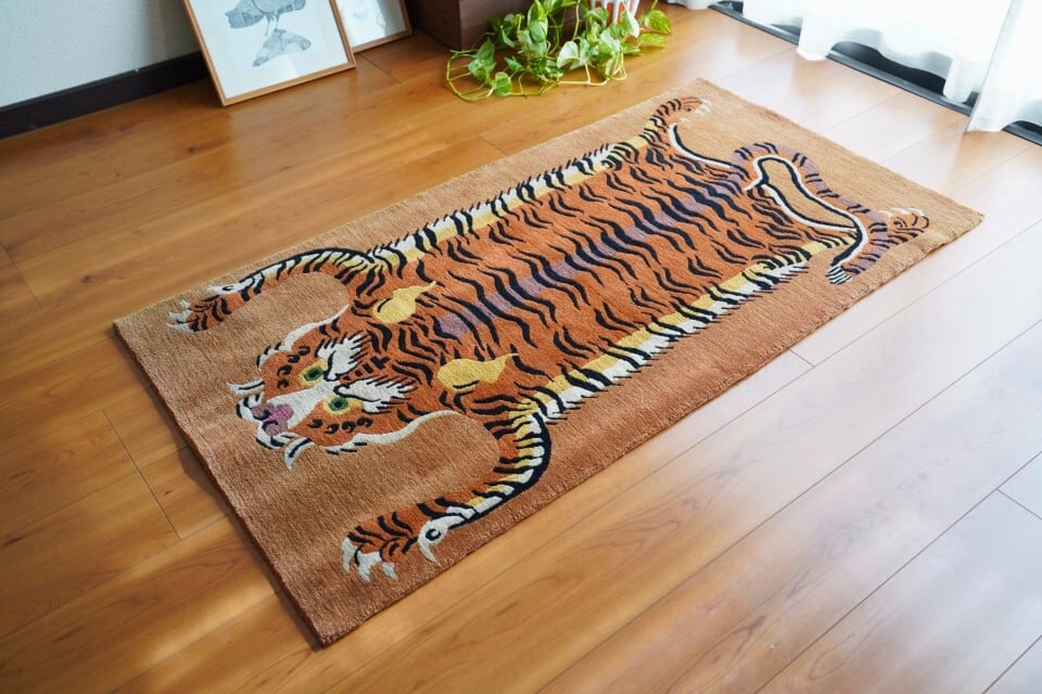 伝統を纏うチベタンタイガー_手織りフロアラグ 73×137cm ［100knot