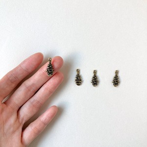 アンティーク風 プレゼント置いたクリスマスツリーの小さなメタルチャーム