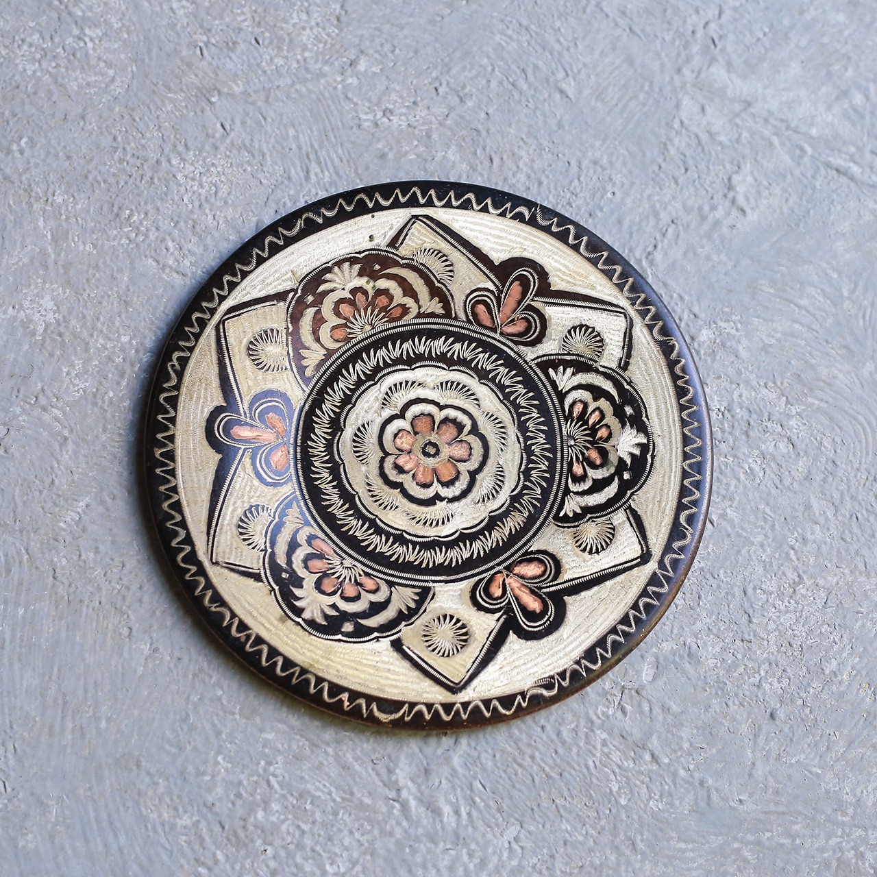 美しい模様の、銅のプレート 6