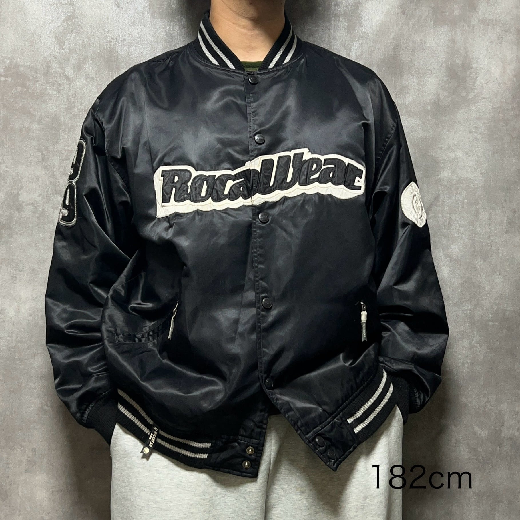 ROCAWEAR ナイロンスタジャン XL 刺繍 | 古着屋OLDGREEN ROCAWEAR ナイロンスタジャン XL 刺繍 | 古着屋OLDGREEN
