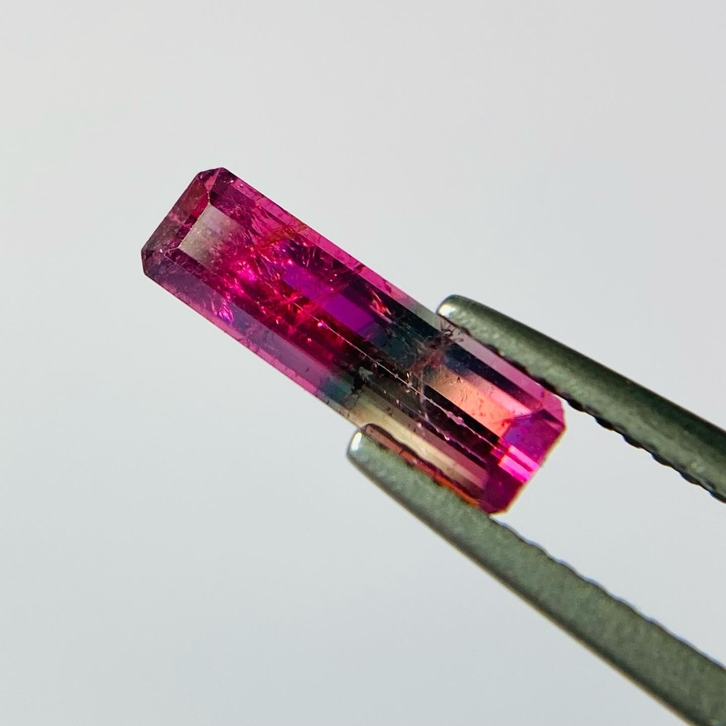 鮮やかなマゼンタが魅惑的なトルマリン