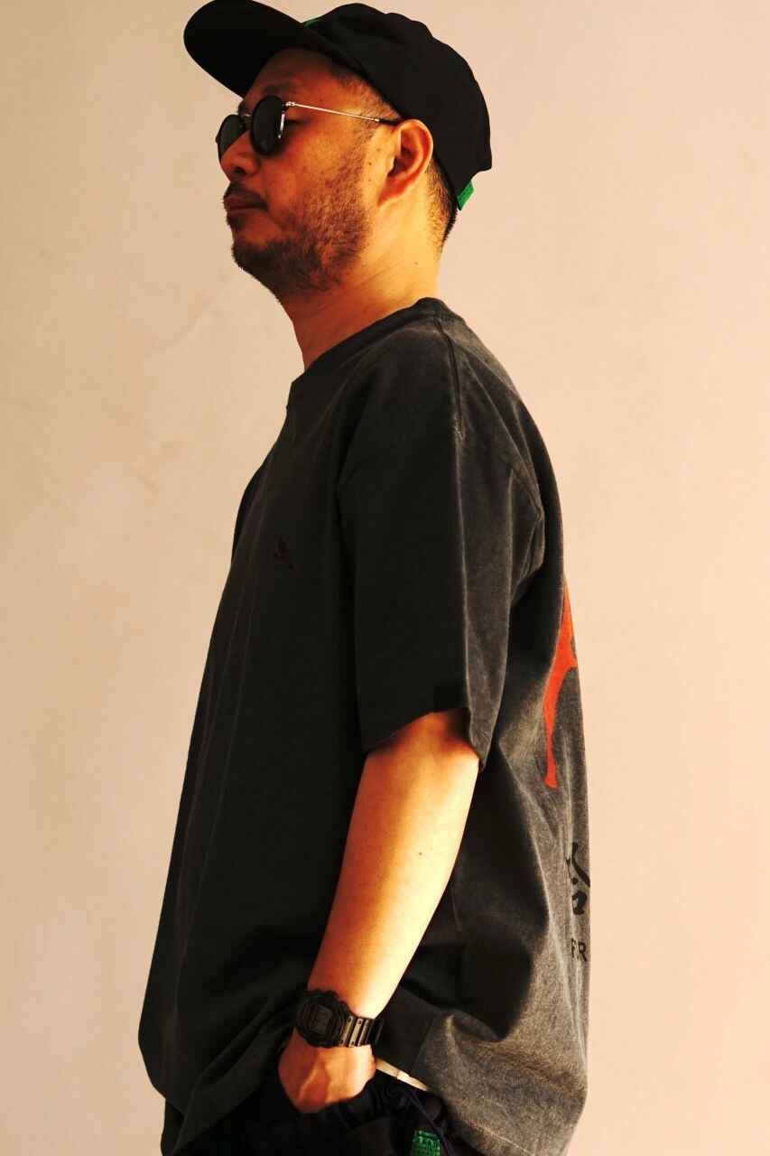 HKT604 PIGMENT-DYE LOGO T-SHIRT | H.A.K.U MOUNTAIN SUPPLY