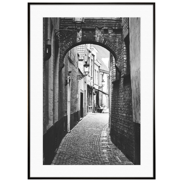 ベルギー写真 ブルージュの古い狭い通りを挟んだ高い石造りの建物   インテリアアートポスター額装 AS3125