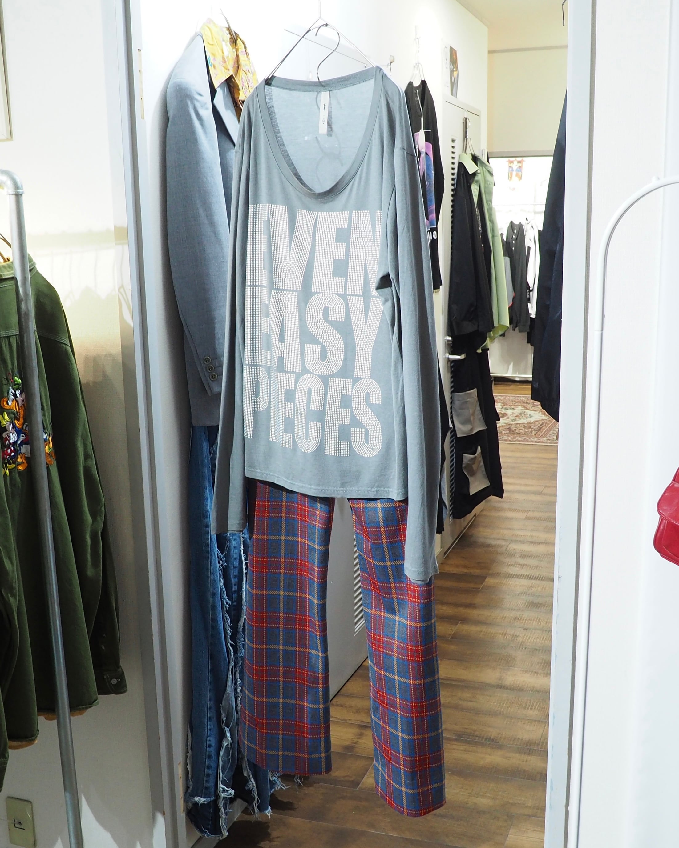 ” glamb - EVEN EASY PIECES ” Dot Font printed Long sleeve Tee