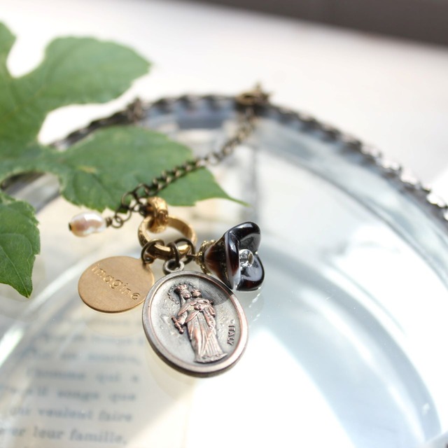 シックな真鍮のヴィンテージリングに揺れる、イタリー製メダイとお花のペンダント・ネックレス