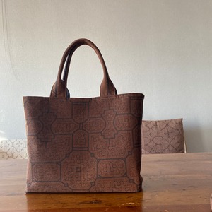 Bag10 隠れ模様の焦茶バッグ大　42x28x10cm 木の実のフックシピボ模様の手提げ　レア素材