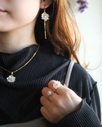 ” 尊ぶ（peony dahlia）”耳飾り