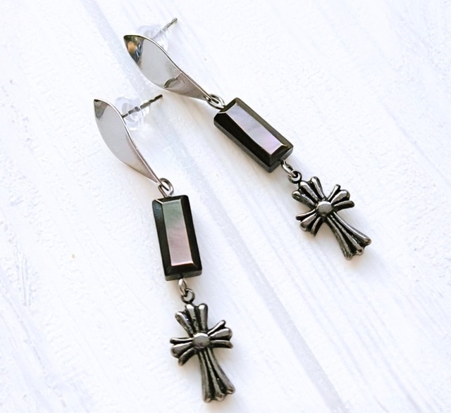 ブラックシェルとクロスのピアス［MHN-099］