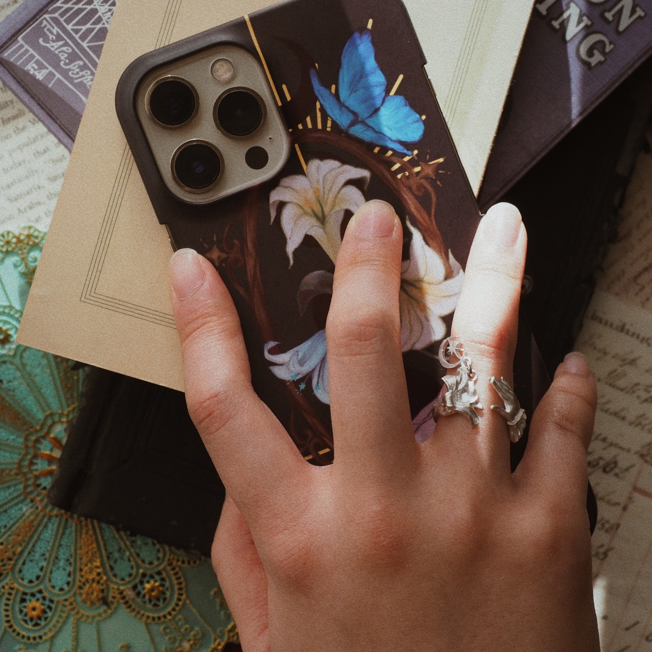 白百合のスマホケース