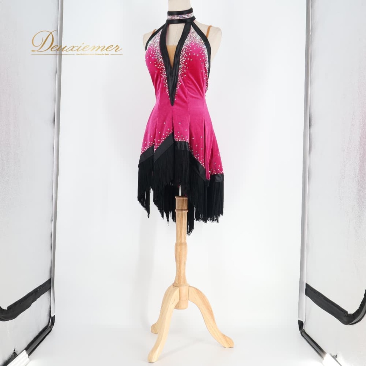 社交ダンス 衣装 Dance fashion design room ドレス ワンピース ラテン ピンク系 パープル系 ブラック系 ピンク 紫 ベロア フリンジ デモ 競技 ダンス パーティ 発表会 かわいい 鮮やか ダンス衣装 コスチューム ステージ 舞台 きらきら かっこいい
