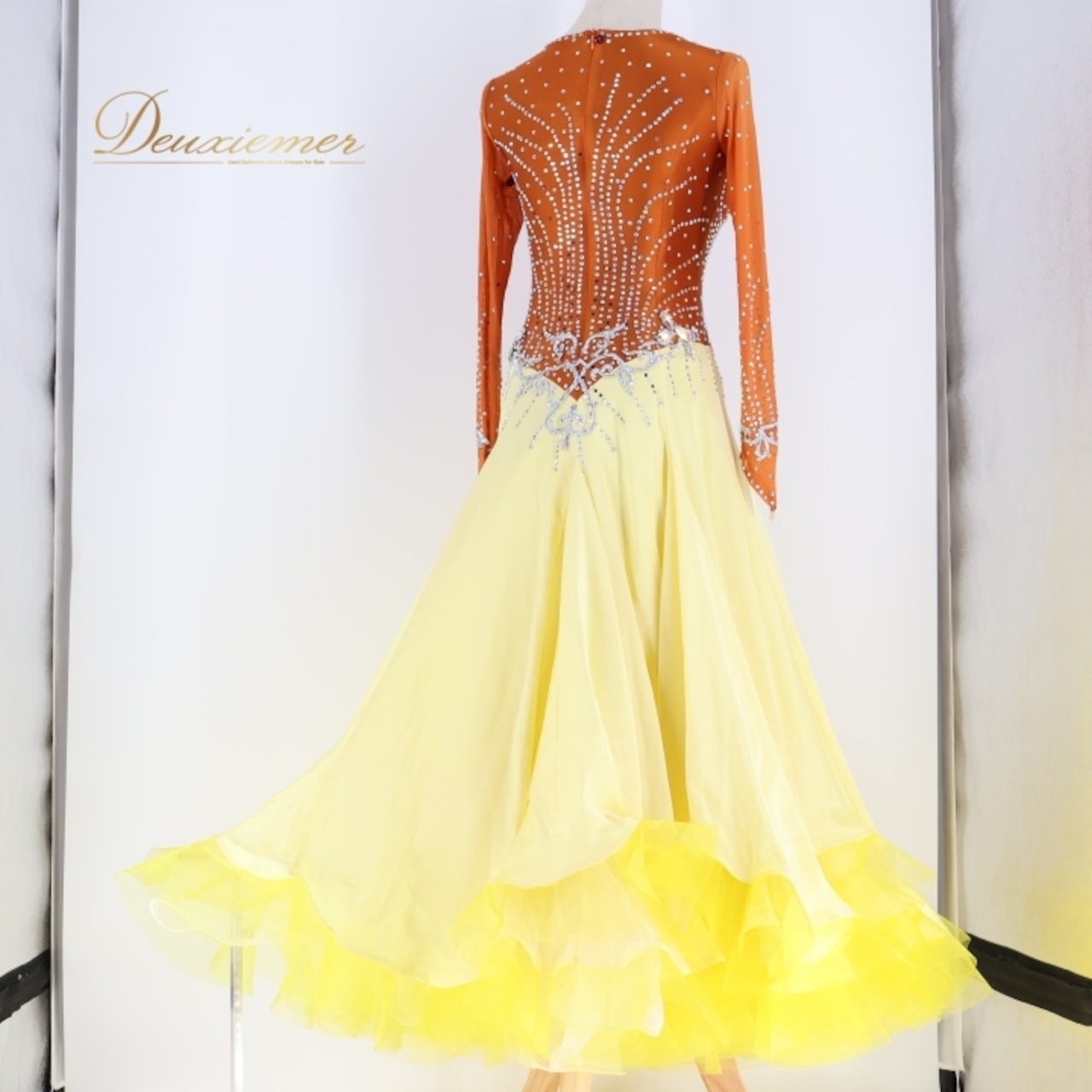 社交ダンス 衣装 スタンダードドレス ワンピース ドレス 茶色 黄色 フリル レース デモ 競技 ダンス パーティ 発表会 ブラウン系 イエロー系 華やか スカート ふんわり 明るめ 色味 競技用 発表用 大人用 女性用 フォーマル