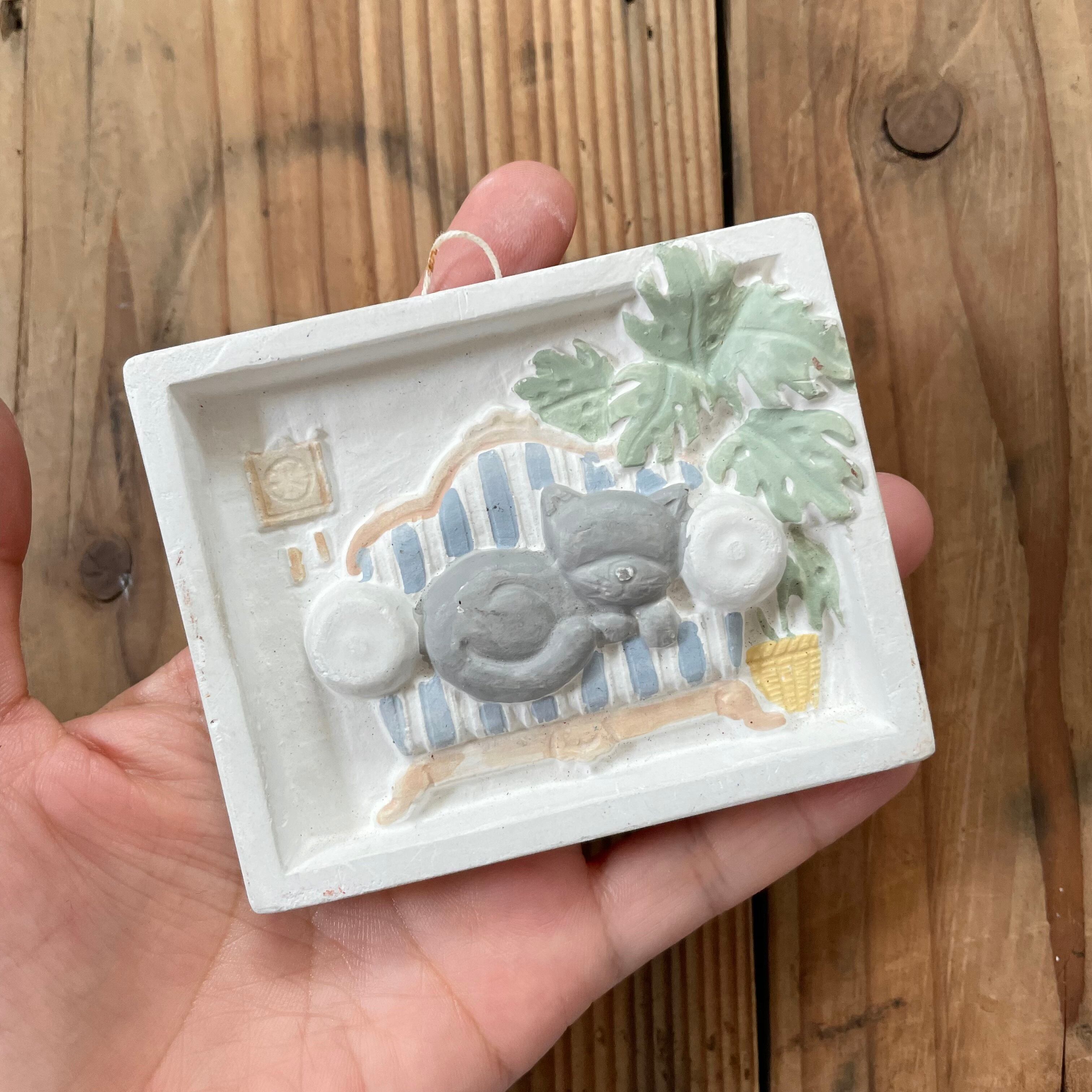 小さなネコの壁飾り